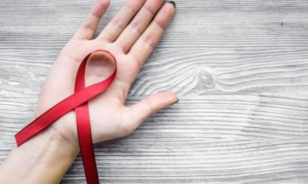 HIV: Δεν έχει επιπτώσεις μόνο στην υγεία αλλά και στην κοινωνική ζωή